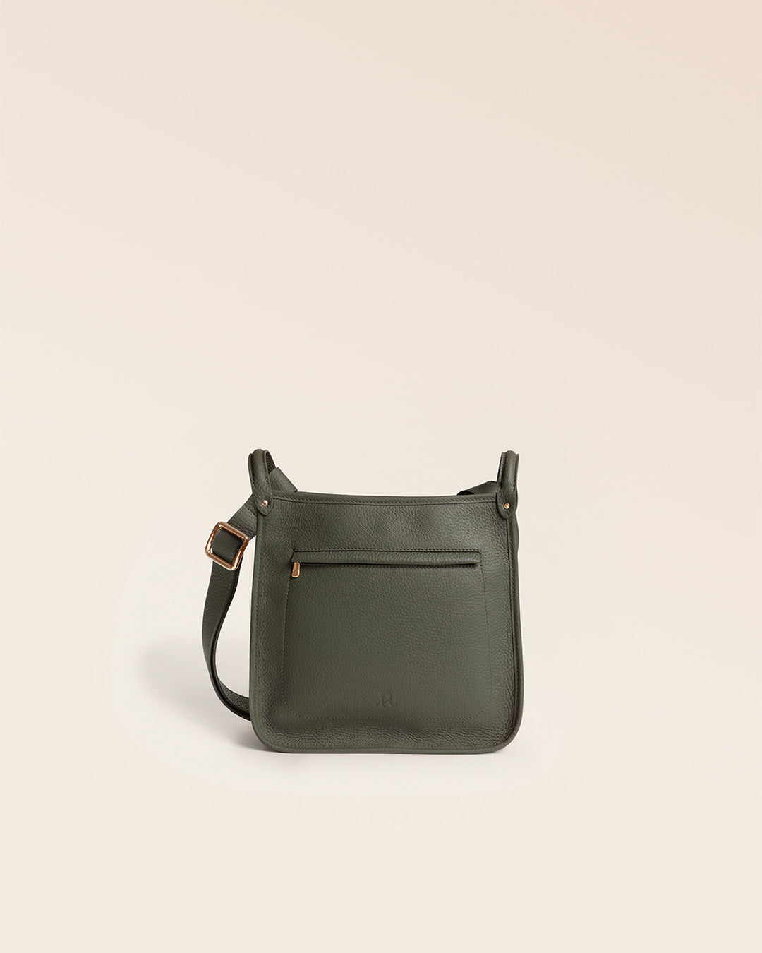 Le sac Stan Renouard en cuir façon vigogne kaki, vu de face en studio.
