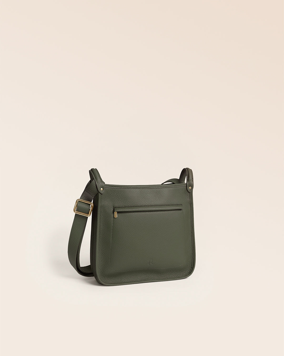 Le sac Stan Renouard en cuir façon vigogne kaki, vu de quart en studio.