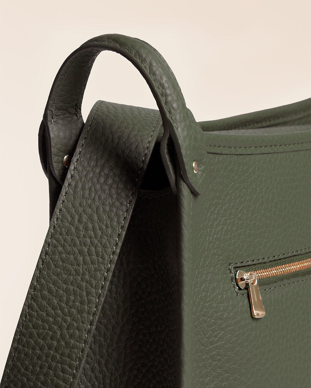Le sac Stan Renouard en cuir façon vigogne kaki, vu en détails en studio.