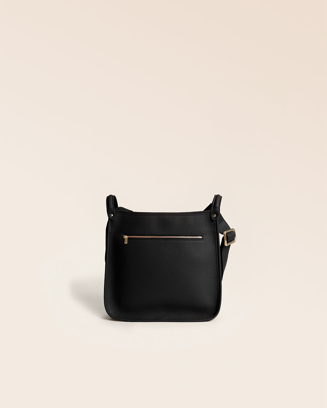 Le sac Stan Renouard en cuir façon vigogne noir, vu de dos en studio.