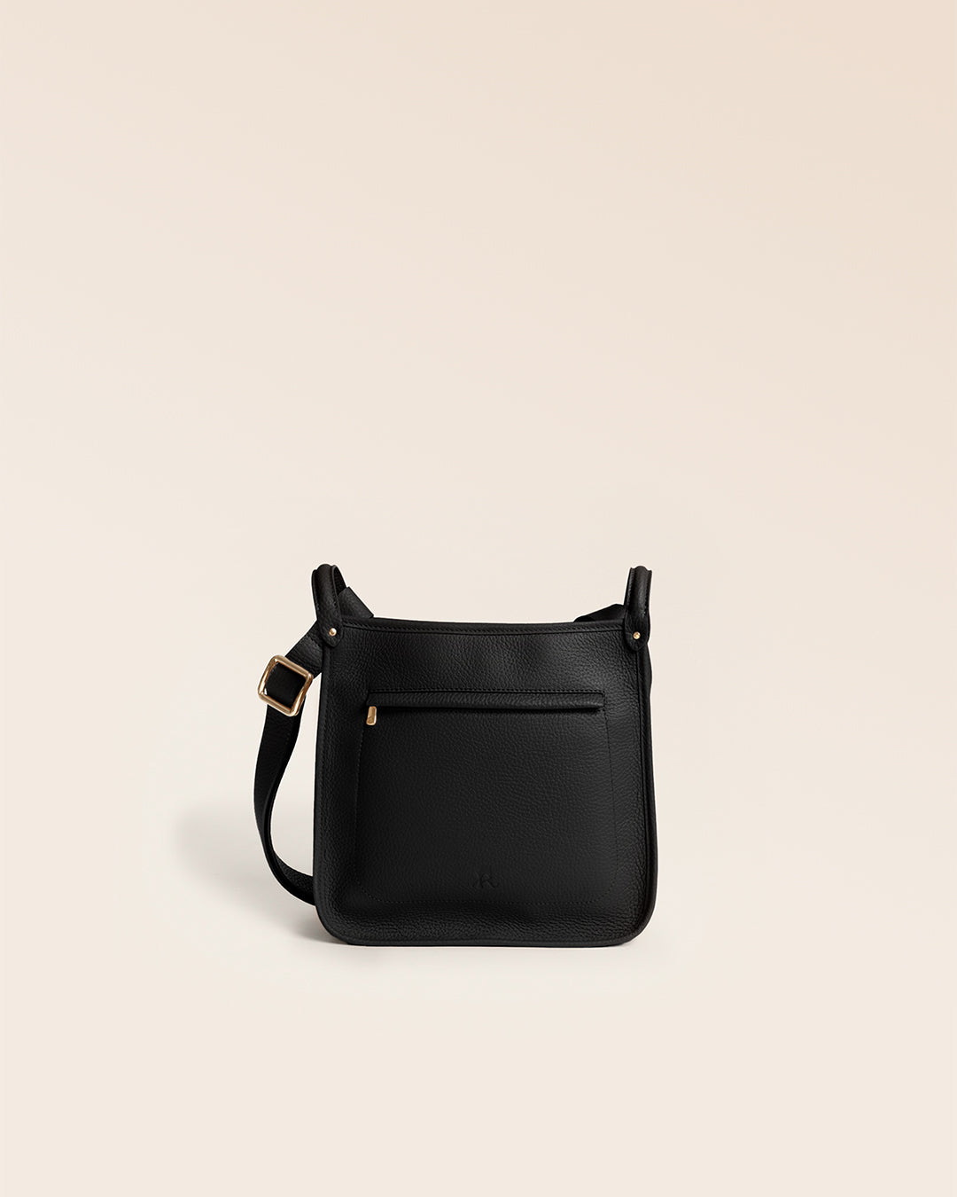 Le sac Stan Renouard en cuir façon vigogne noir, vu de face en studio.