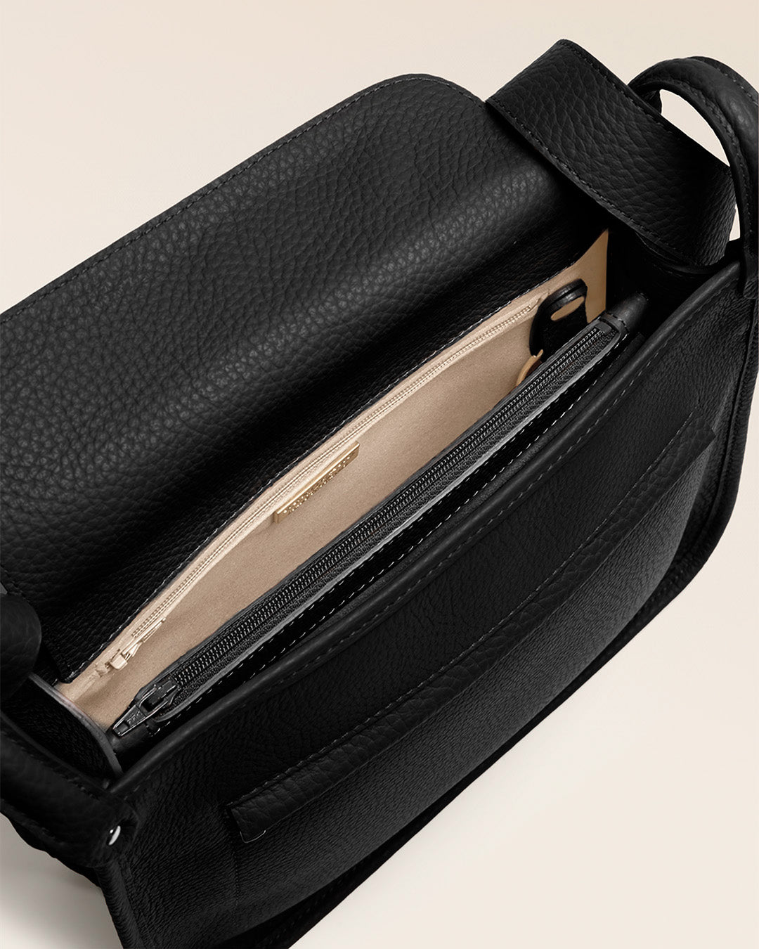 Le sac Stan Renouard en cuir façon vigogne noir, vu ouvert en studio.