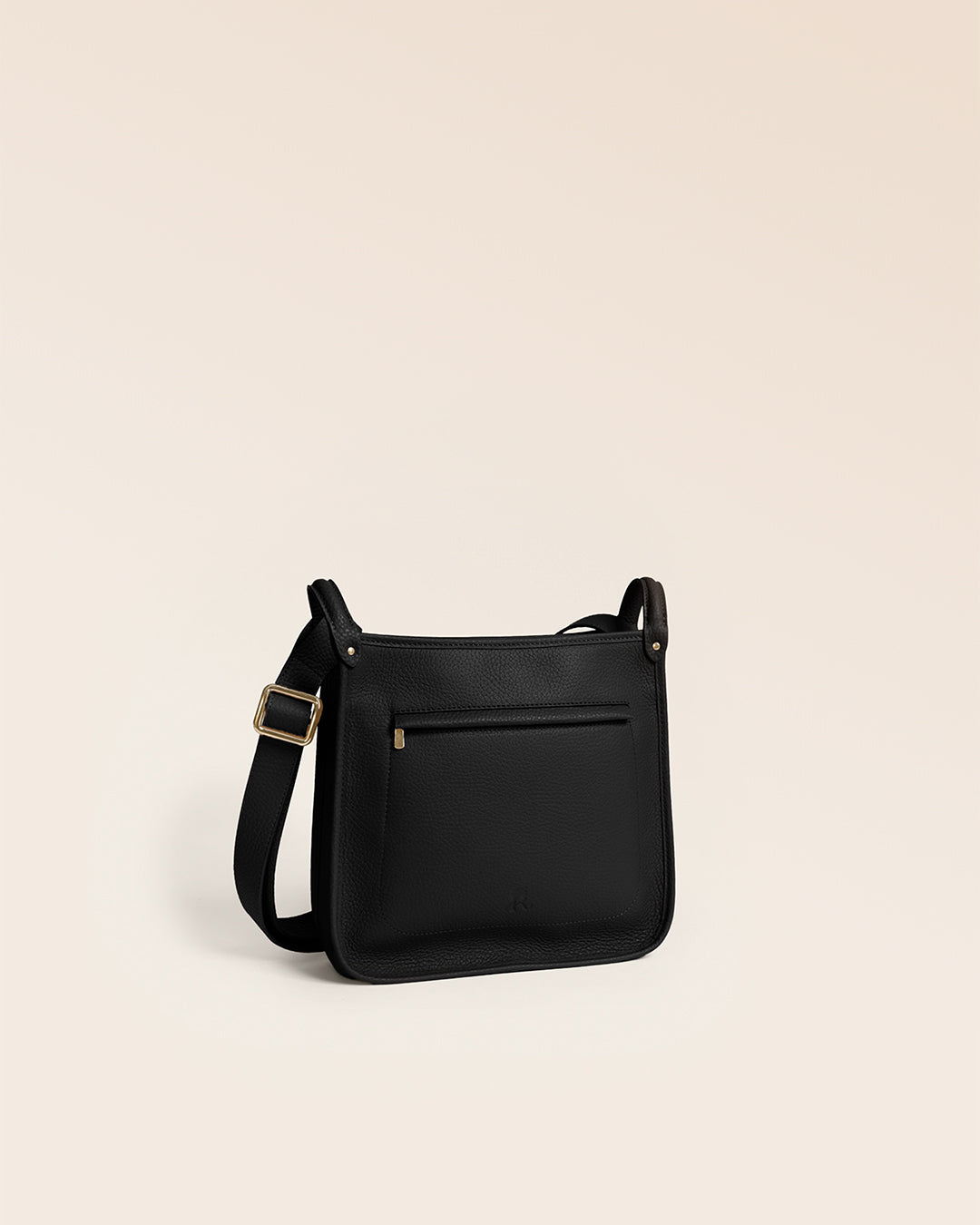 Le sac Stan Renouard en cuir façon vigogne noir, vu de quart en studio.