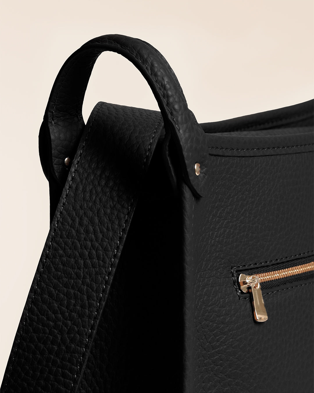 Le sac Stan Renouard en cuir façon vigogne noir, vu de près en studio.