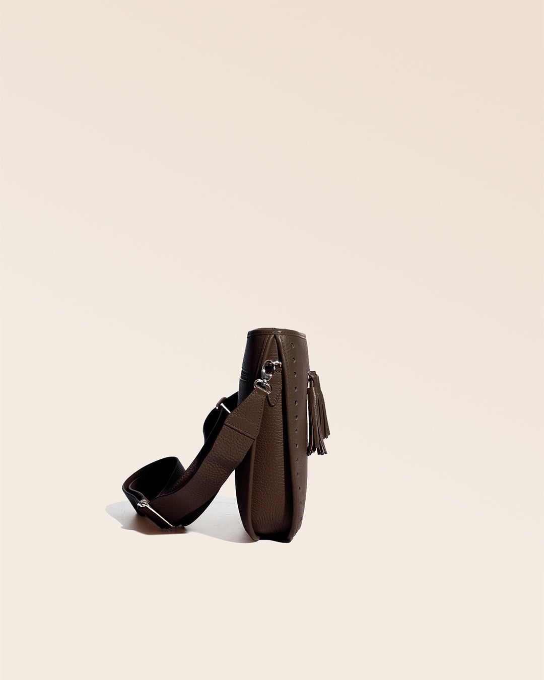 Le sac Tilbury Renouard en cuir façon vigogne chocolat, vu de côté en studio.
