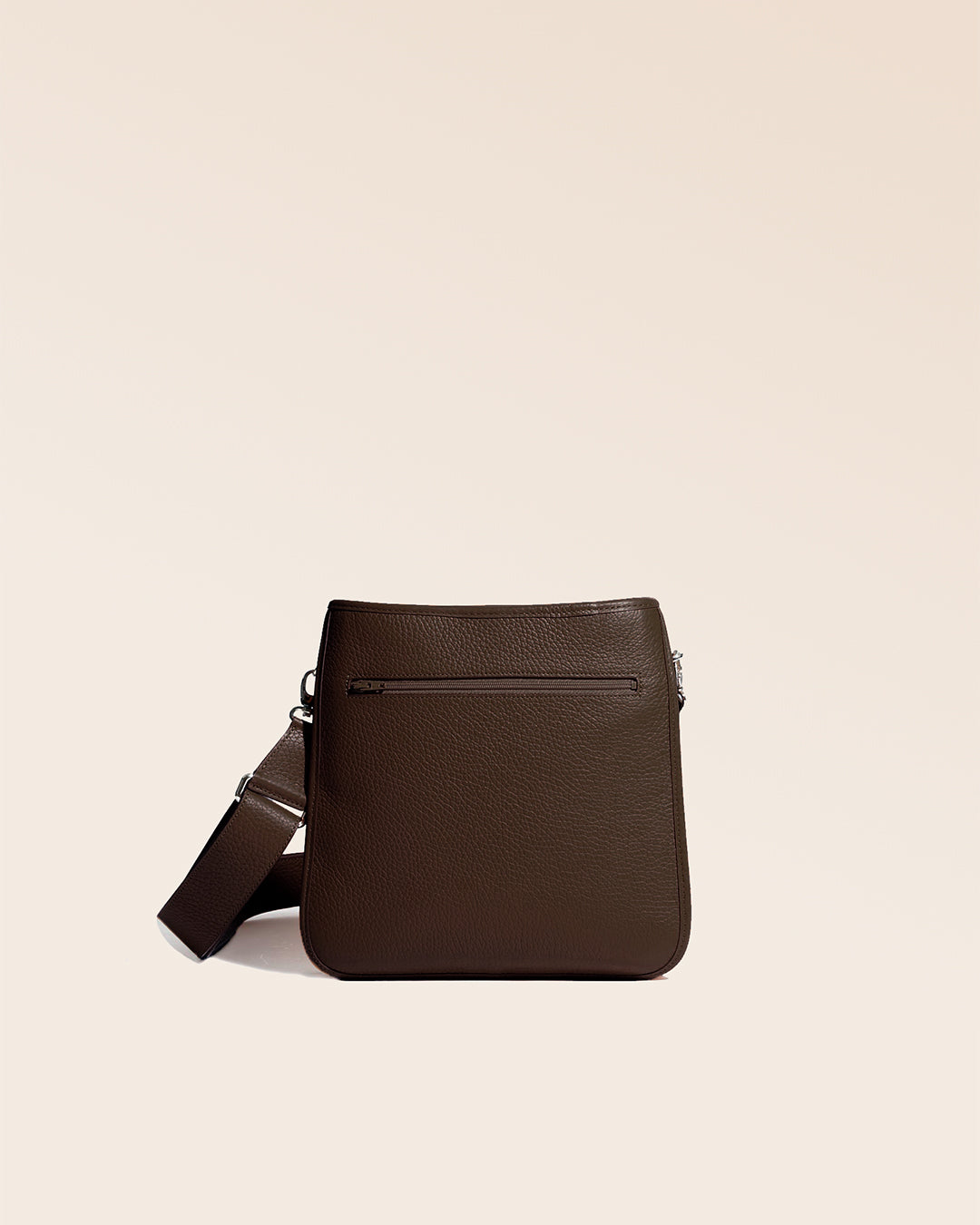 Le sac Tilbury Renouard en cuir façon vigogne chocolat, vu de dos en studio.