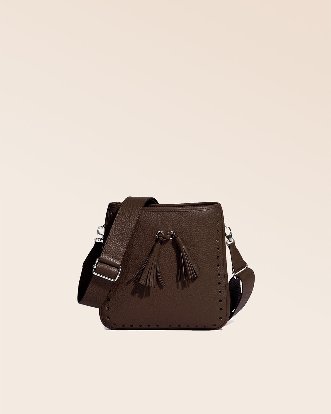 Le sac Tilbury Renouard en cuir façon vigogne chocolat, vu de face en studio.