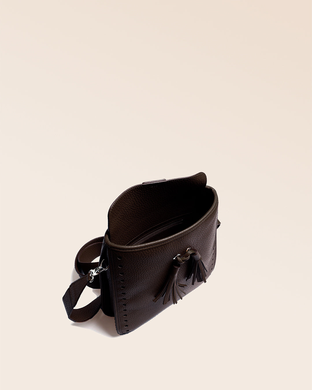 Le sac Tilbury Renouard en cuir façon vigogne chocolat, vu ouvert en studio.