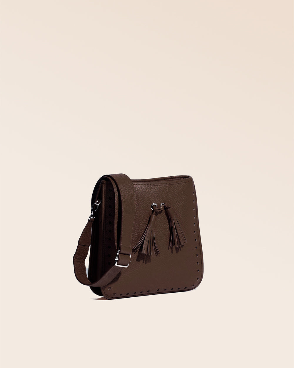 Le sac Tilbury Renouard en cuir façon vigogne chocolat, vu de quart en studio.