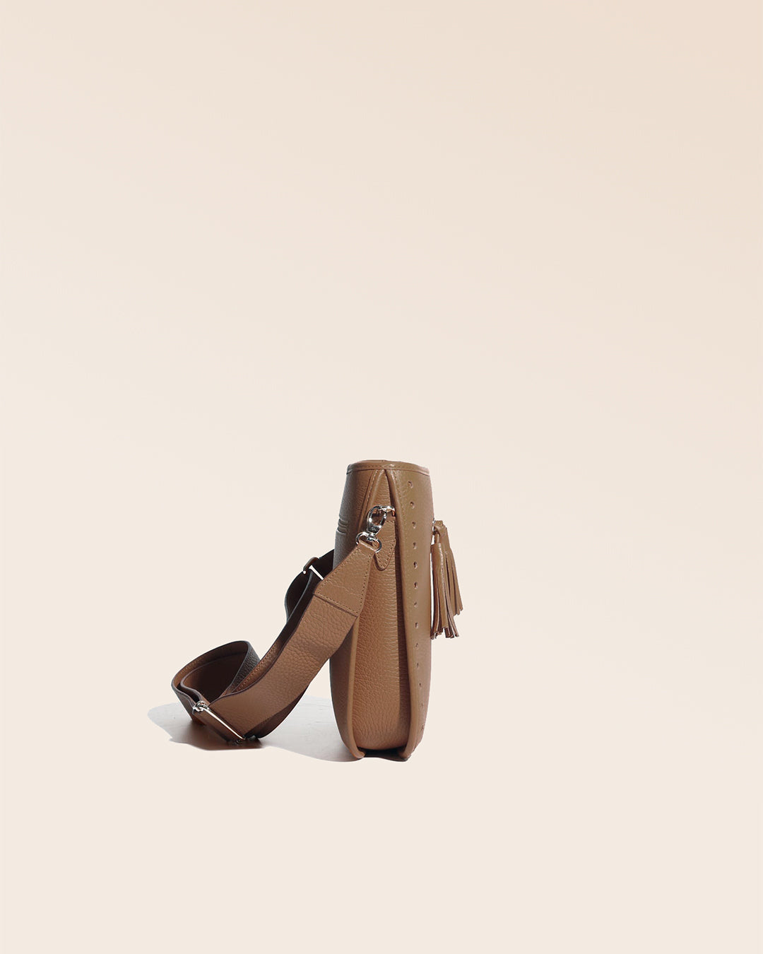 Le sac Tilbury Renouard en cuir façon vigogne fauve, vu de côté en studio.