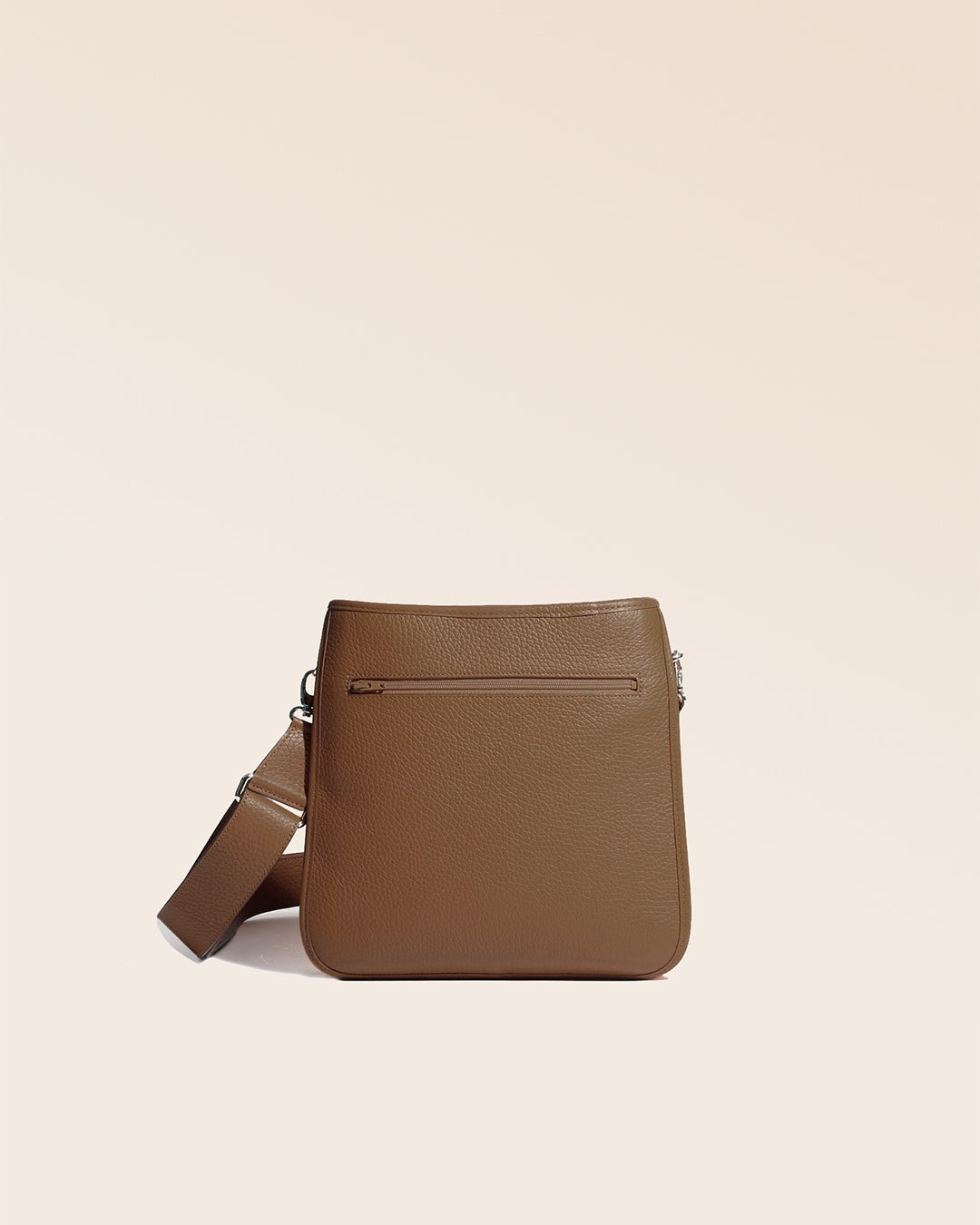 Le sac Tilbury Renouard en cuir façon vigogne fauve, vu de dos en studio.