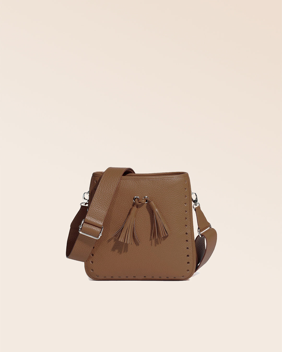 Le sac Tilbury Renouard en cuir façon vigogne fauve, vu de face en studio.