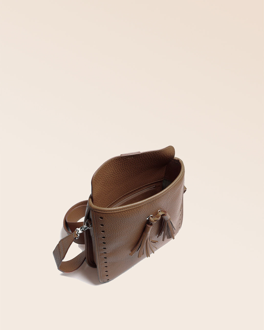 Le sac Tilbury Renouard en cuir façon vigogne fauve, vu ouvert en studio.