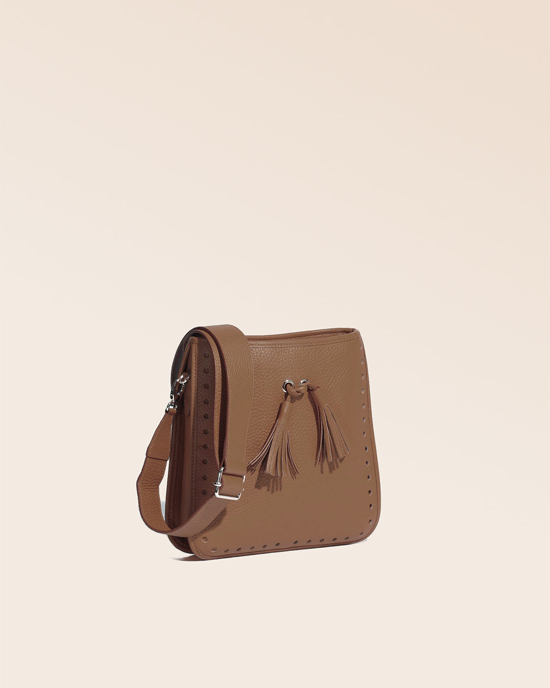 Le sac Tilbury Renouard en cuir façon vigogne fauve, vu de quart en studio.