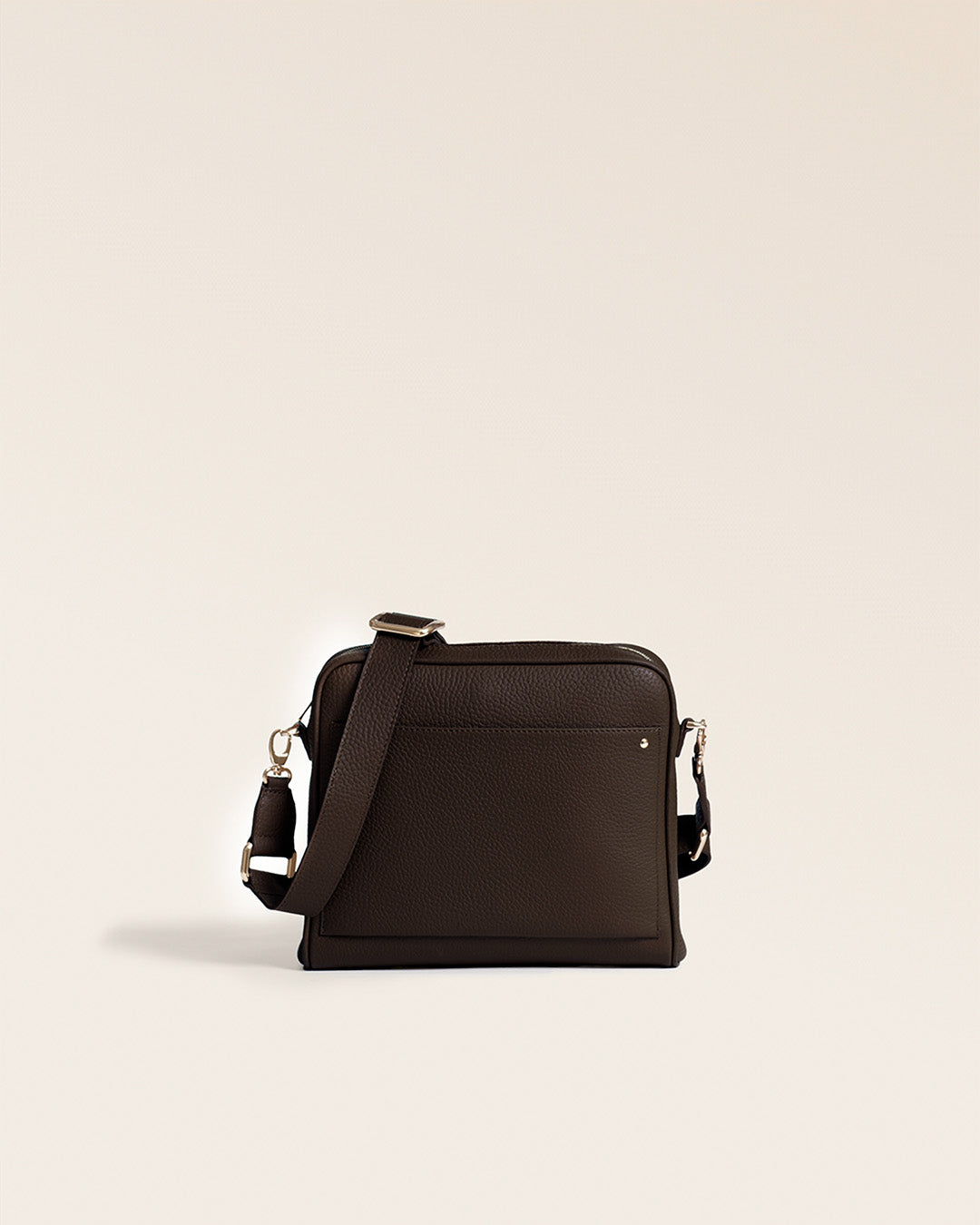 Le sac Zoom Renouard en cuir façon vigogne chocolat, vu de face en studio.