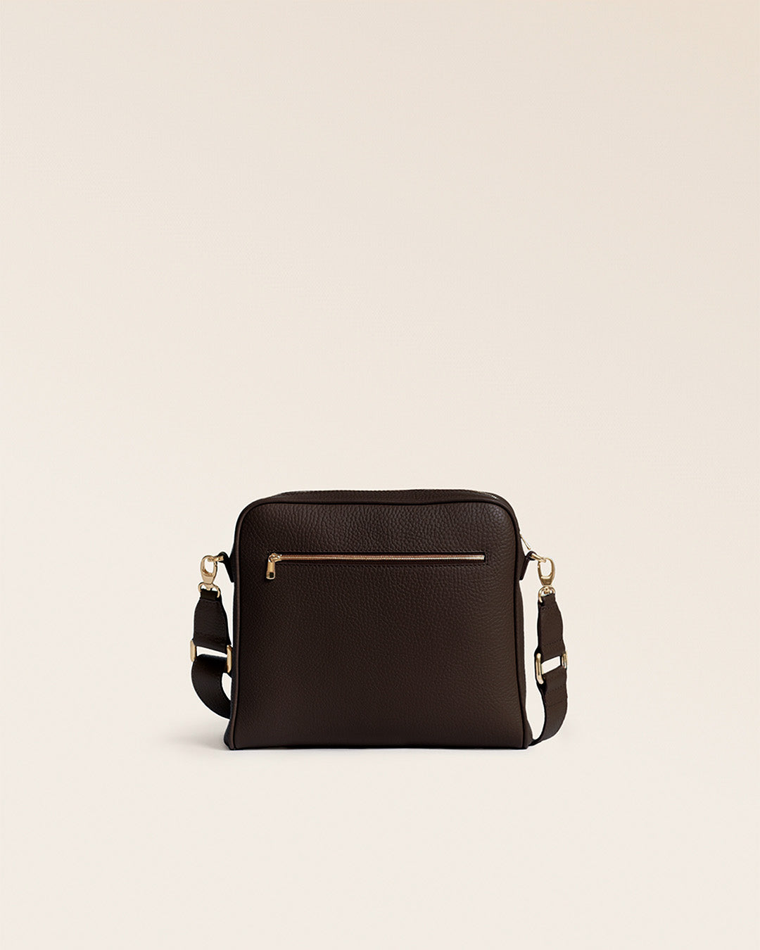 Le sac Zoom Renouard en cuir façon vigogne chocolat, vu de dos en studio.