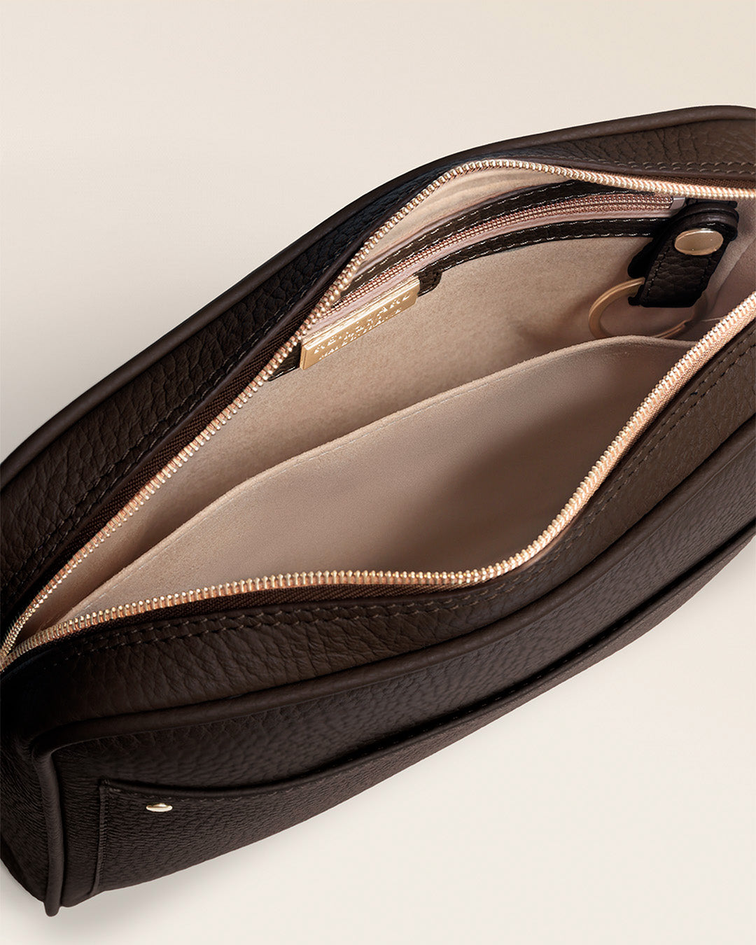 Le sac Zoom Renouard en cuir façon vigogne chocolat, vu ouvert en studio.