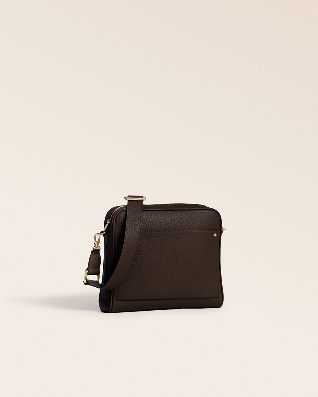 Le sac Zoom Renouard en cuir façon vigogne chocolat, vu de quart en studio.