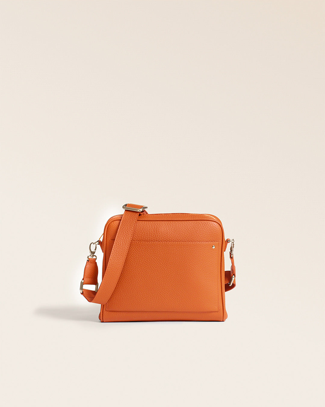 Le sac Zoom Renouard en cuir façon vigogne orange, vu de face en studio.