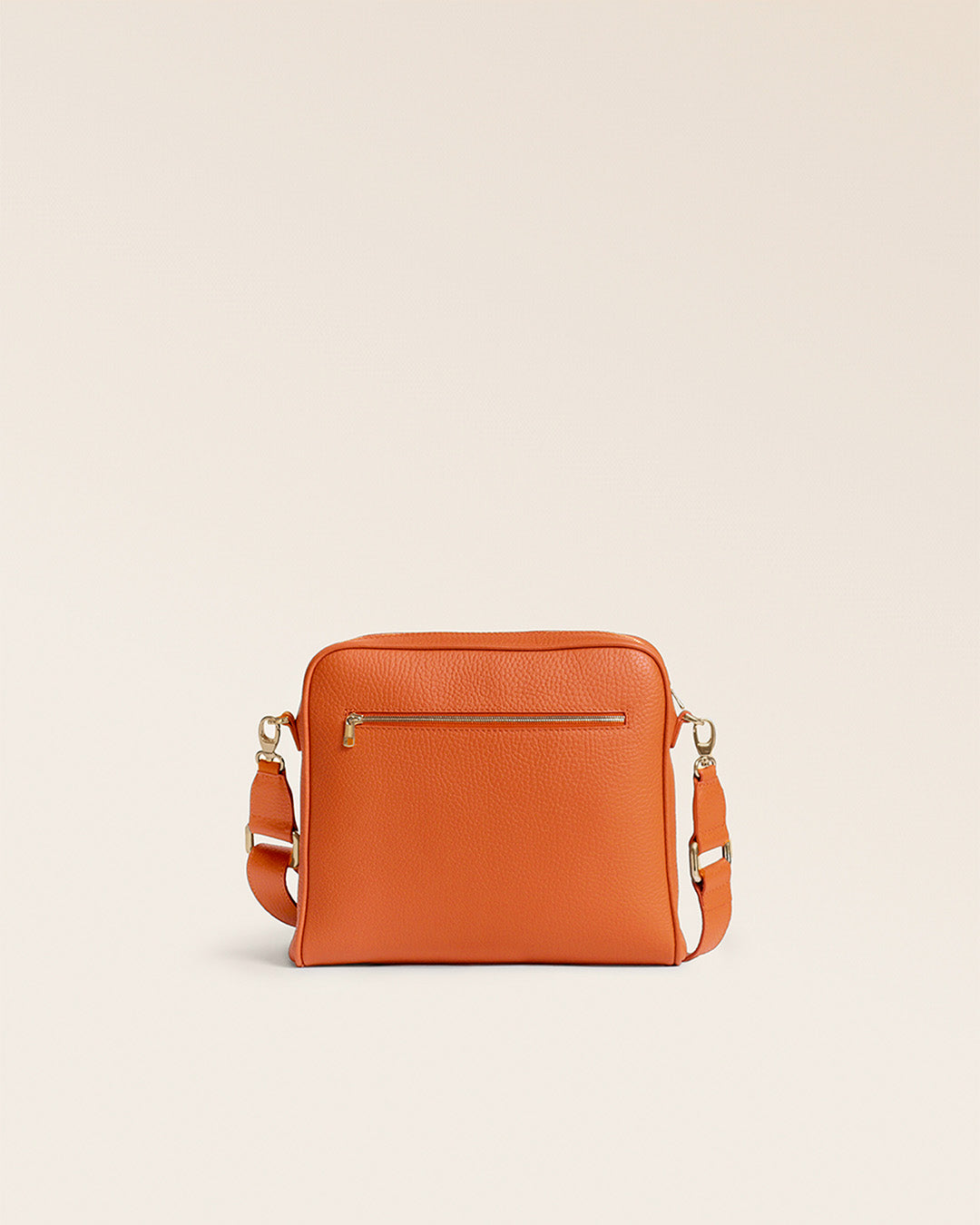 Le sac Zoom Renouard en cuir façon vigogne orange, vu de dos en studio.