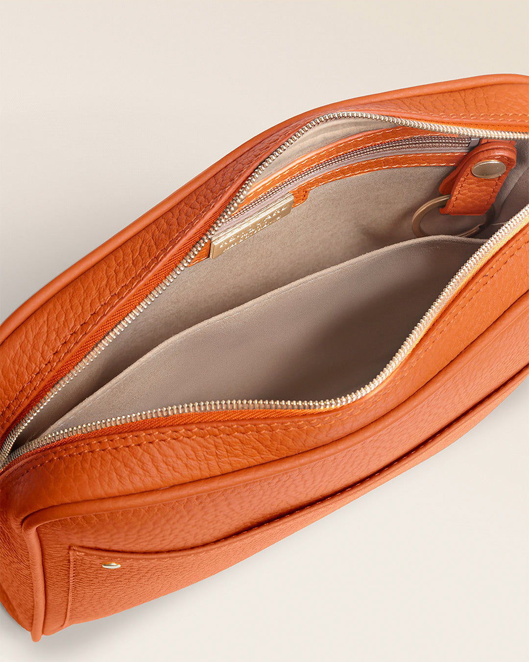 Le sac Zoom Renouard en cuir façon vigogne orange, vu ouvert en studio.