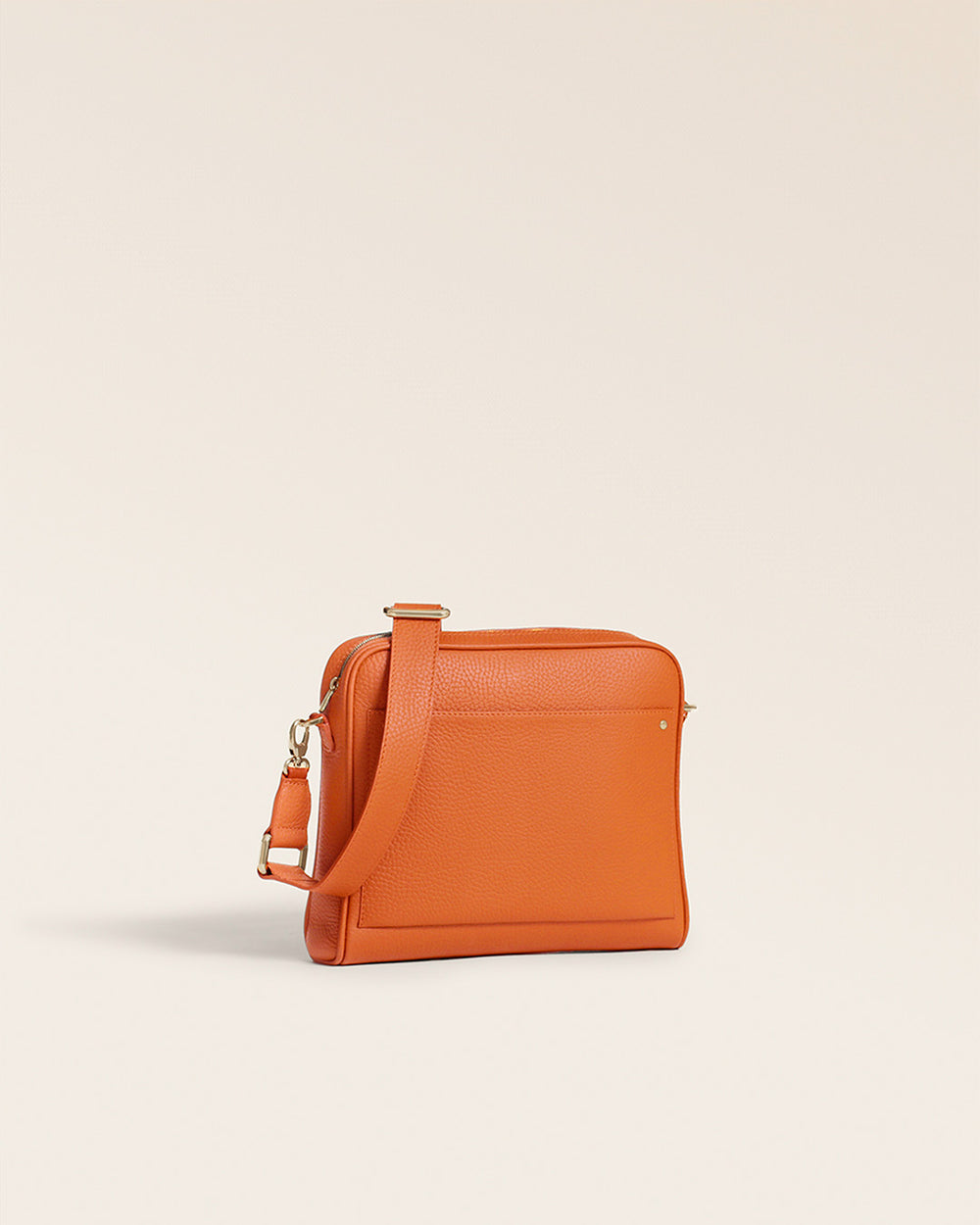 Le sac Zoom Renouard en cuir façon vigogne orange, vu de quart en studio.