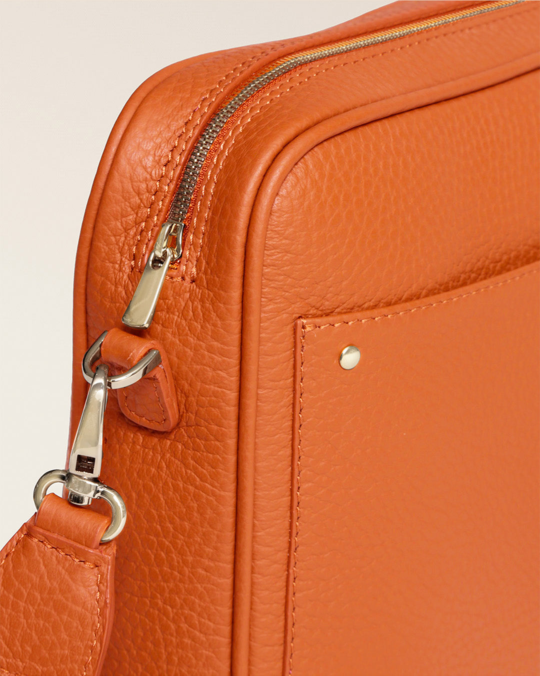 Le sac Zoom Renouard en cuir façon vigogne orange, vu de près en studio.