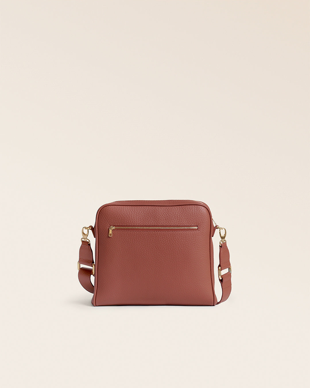 Le sac Zoom Renouard en cuir façon vigogne terracotta, vu de dos en studio.
