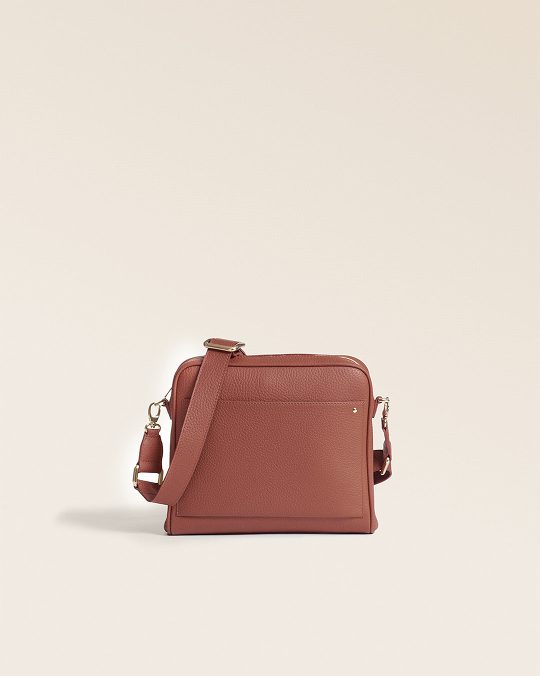 Le sac Zoom Renouard en cuir façon vigogne terracotta, vu de face en studio.