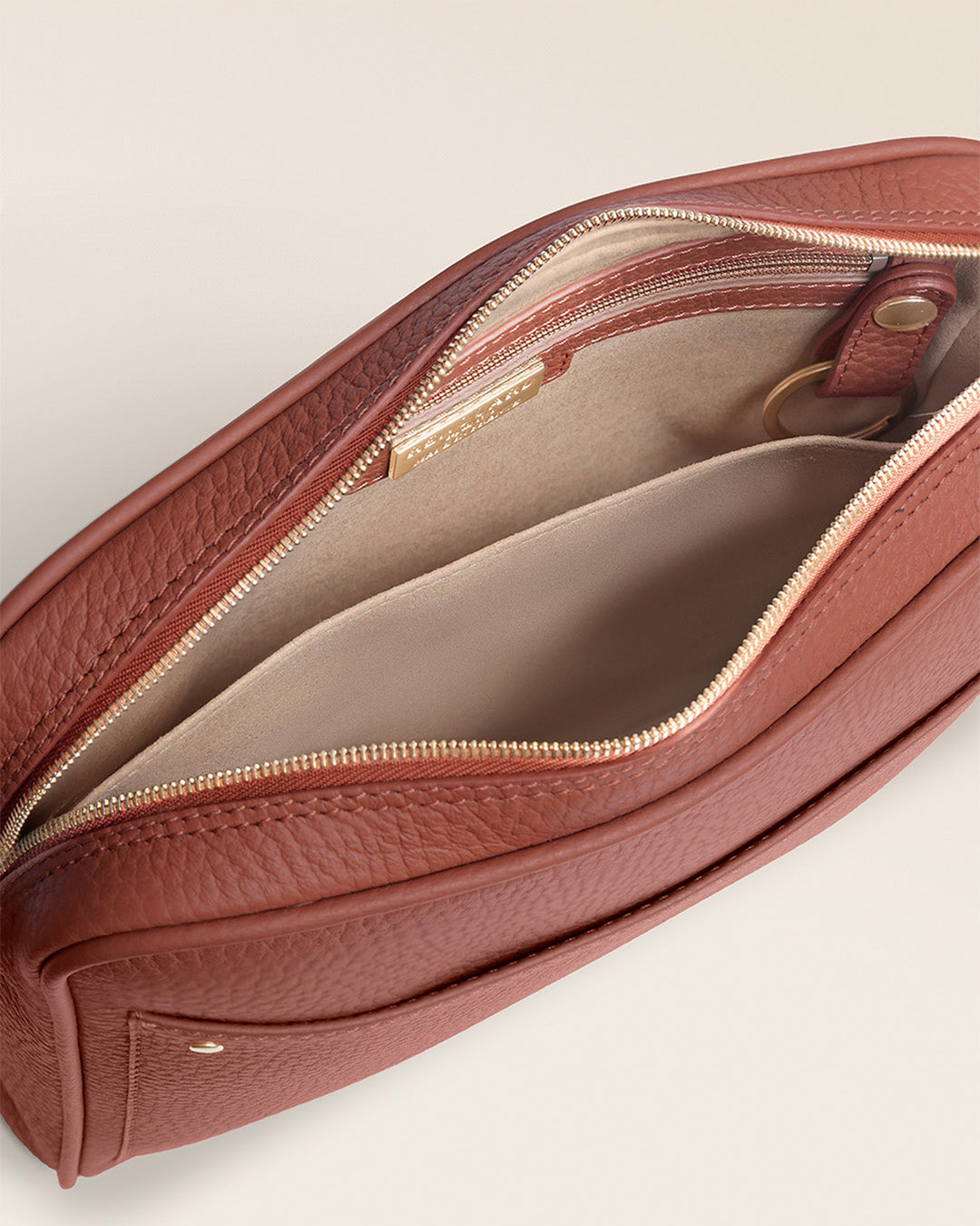 Le sac Zoom Renouard en cuir façon vigogne terracotta, vu ouvert en studio.