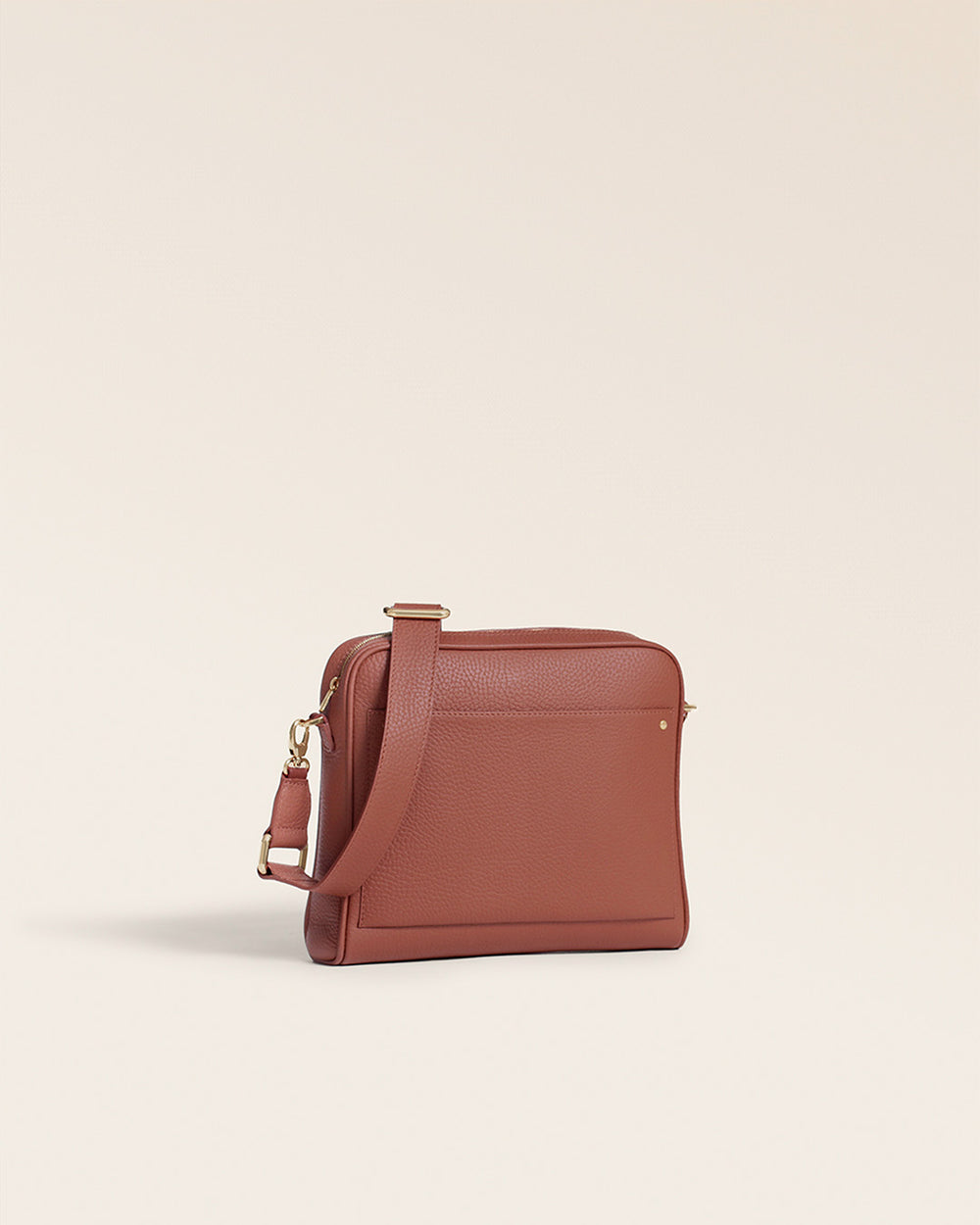 Le sac Zoom Renouard en cuir façon vigogne terracotta, vu de quart en studio.