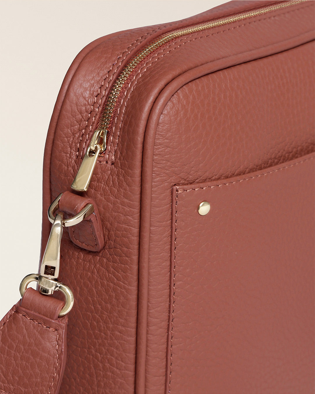 Le sac Zoom Renouard en cuir façon vigogne terracotta, vu de près en studio.