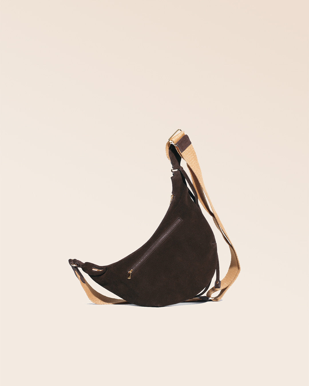 Le sac Bihan Renouard en cuir veau velours espresso et sa bandoulière coton camel, vu de dos en studio.