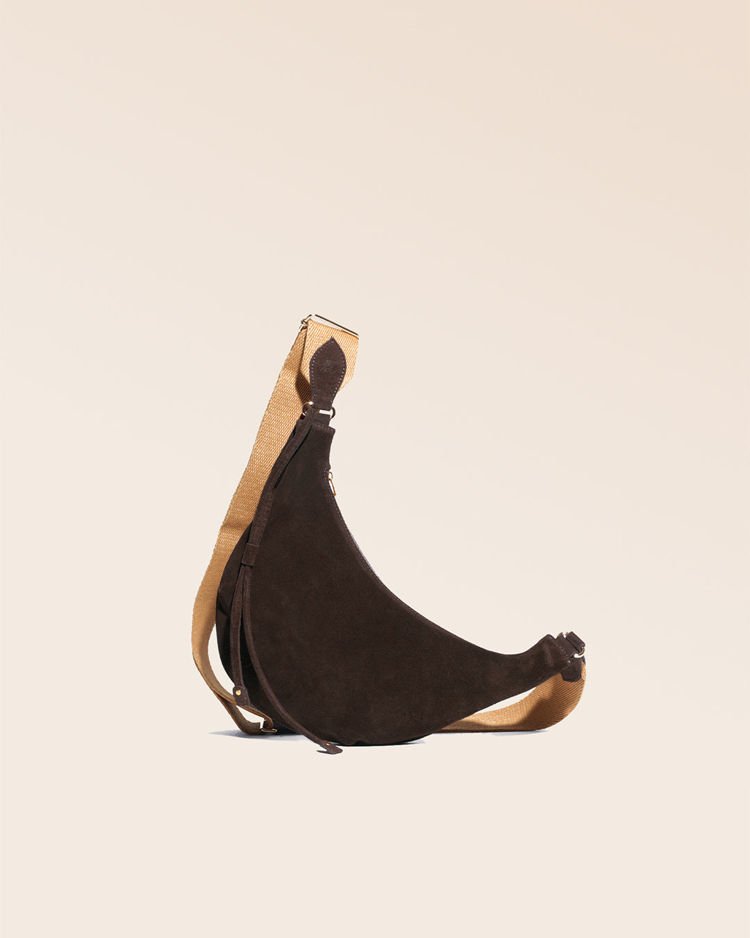 Le sac Bihan Renouard en cuir veau velours espresso et sa bandoulière coton camel, vu de face en studio.