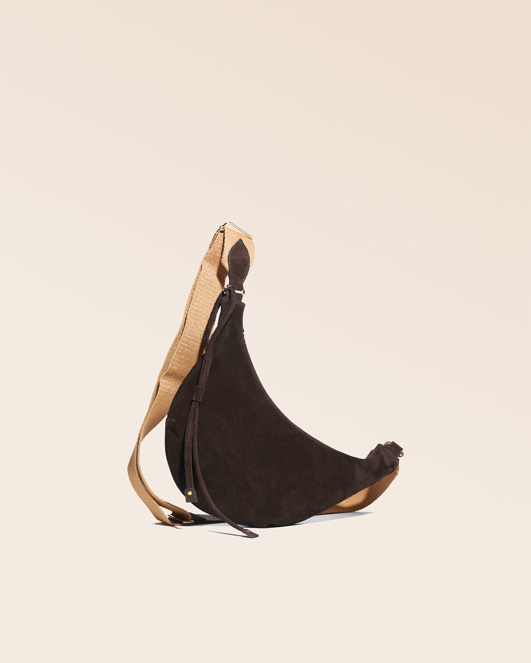 Le sac Bihan Renouard en cuir veau velours espresso et sa bandoulière coton camel, vu de quart en studio.
