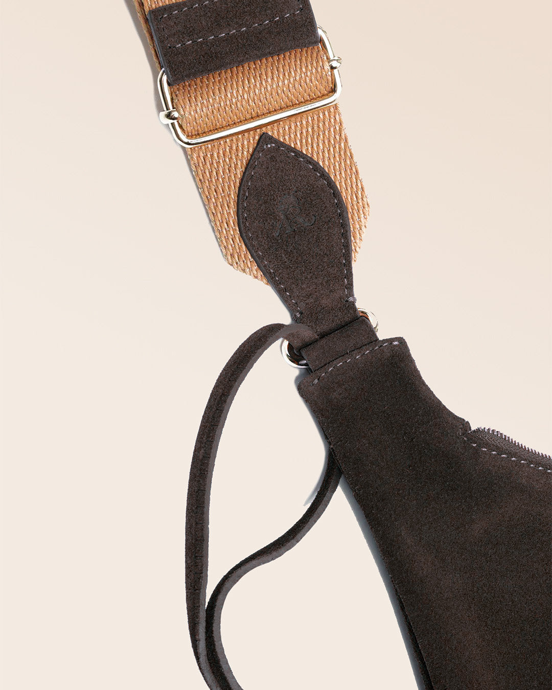 Le sac Bihan Renouard en cuir veau velours espresso et sa bandoulière coton camel, vu en détails en studio.