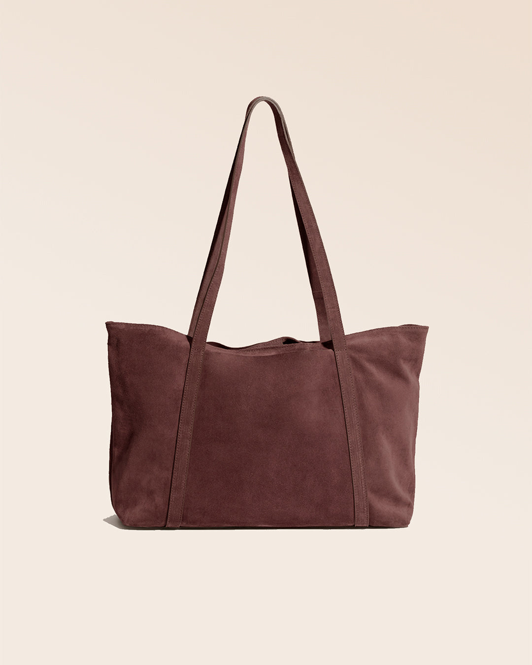 Le sac cabas Annette Renouard en cuir veau velours acajou, vu de dos en studio.