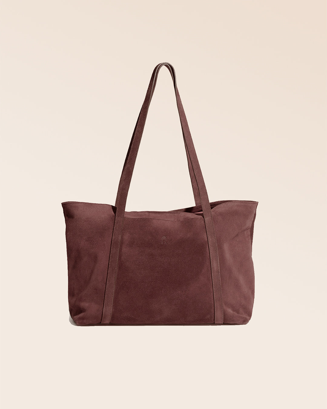 Le sac cabas Annette Renouard en cuir veau velours acajou, vu de face en studio.