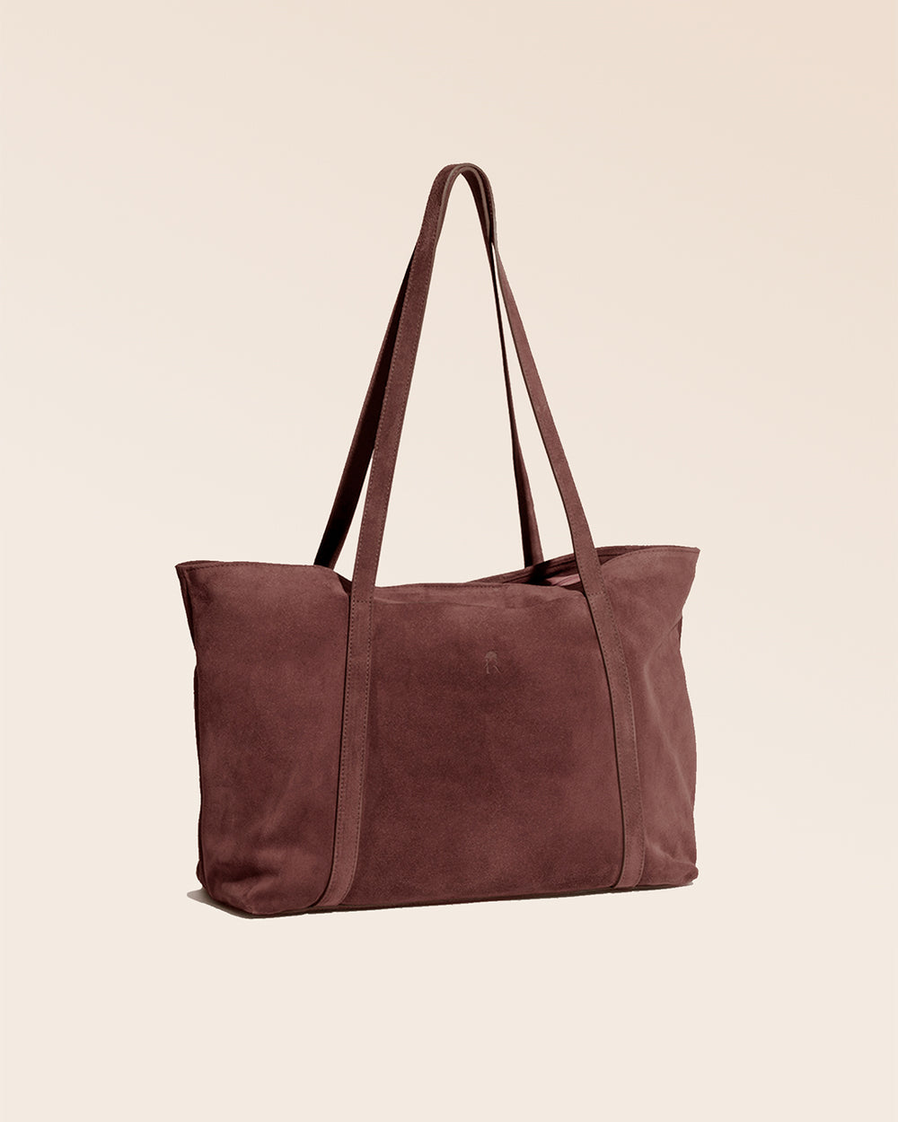 Le sac cabas Annette Renouard en cuir veau velours acajou, vu de quart en studio.