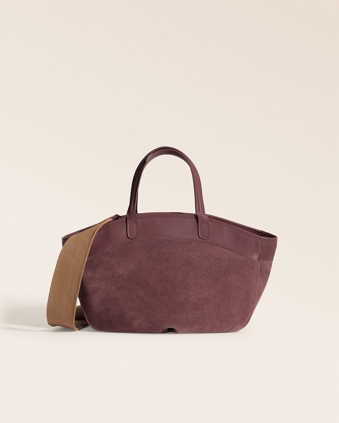 Le sac Sarah Renouard en cuir veau velours acajou et lisse acajou, avec sa bandoulière coton camel, vu de face en studio.