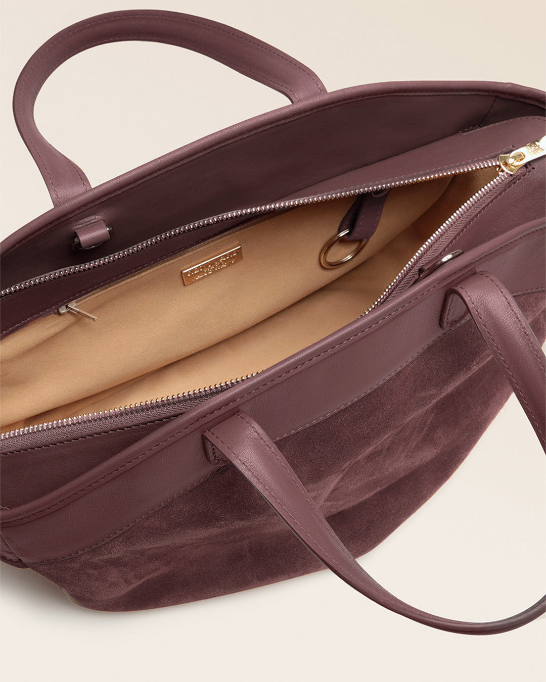 Le sac Sarah Renouard en cuir veau velours acajou et lisse acajou, avec sa bandoulière coton camel, vu ouvert en studio.