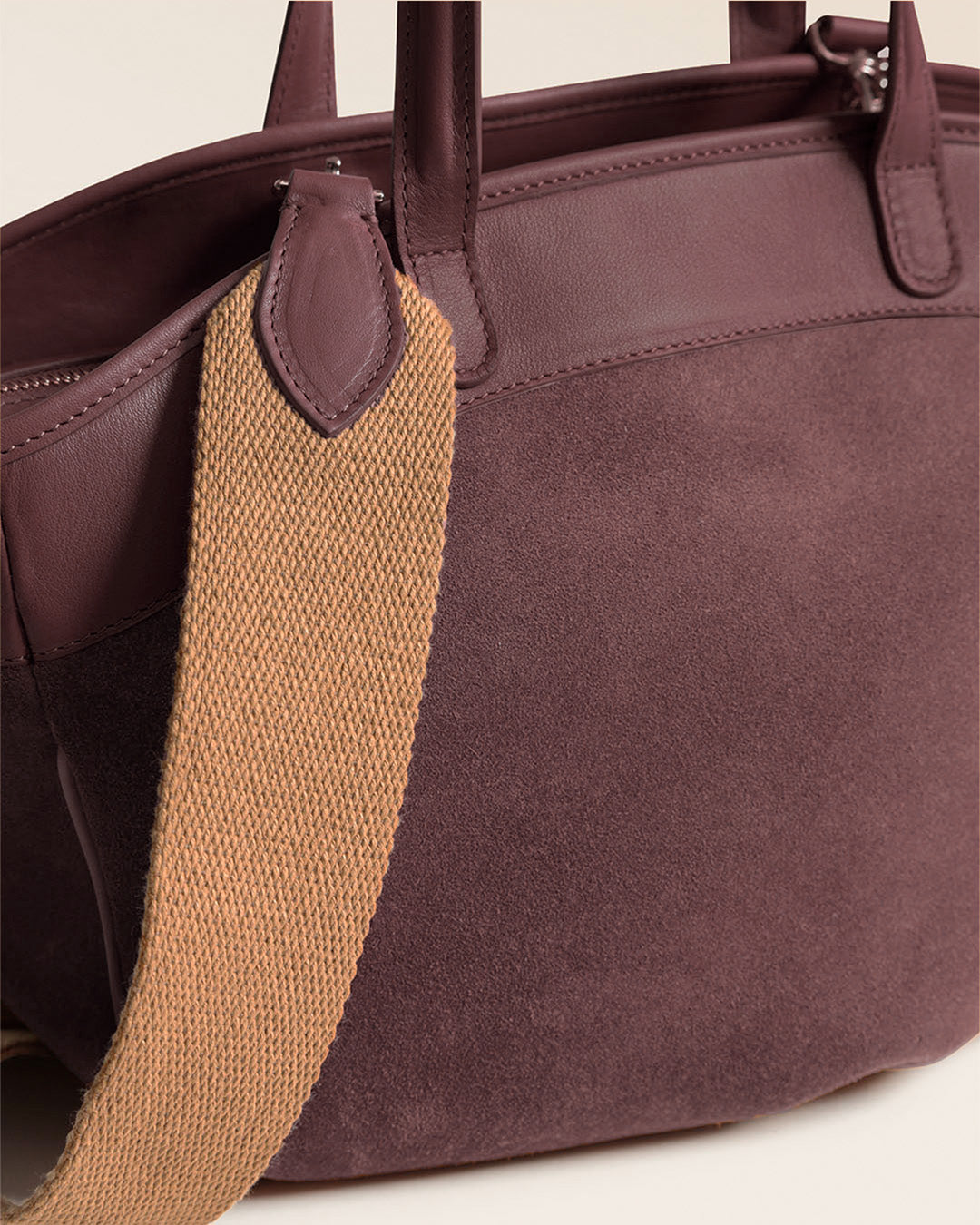 Le sac Sarah Renouard en cuir veau velours acajou et lisse acajou, avec sa bandoulière coton camel, vu en détails en studio.