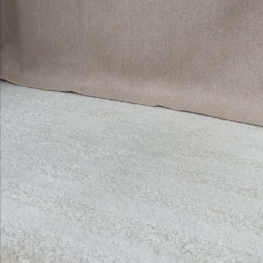 Nos nu-pieds Bonita Renouard en cuir nubuck taupe, vus portés en studio.