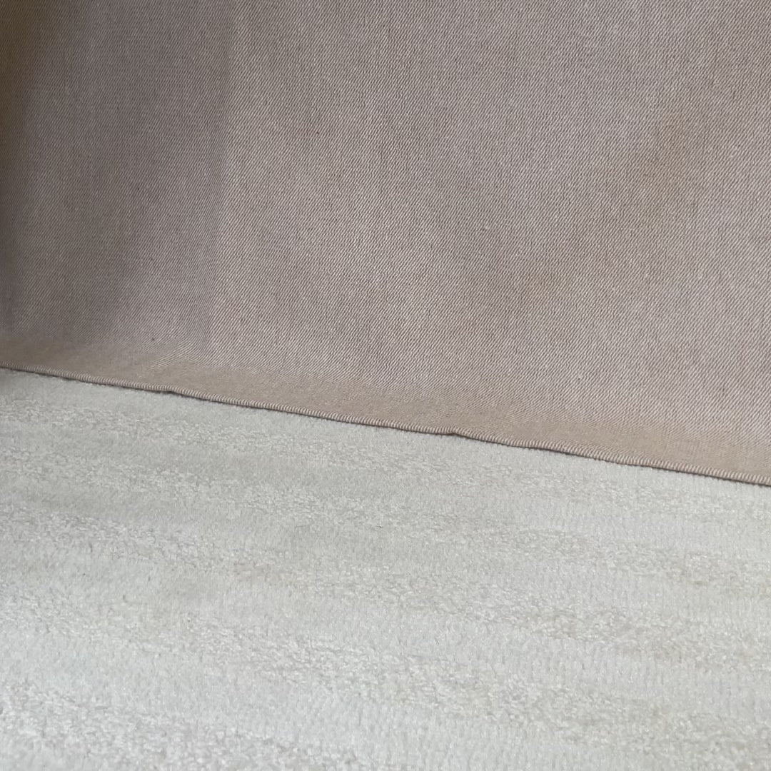 Nos sneakers Clara Renouard en cuir lisse craie, taupe, camel et orange ; vues portées par un mannequin en studio.