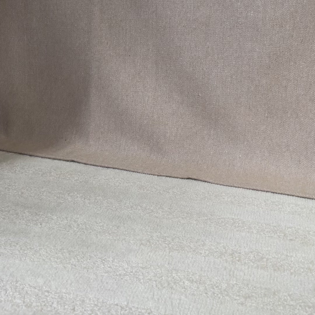 Nos mules Anthéa Renouard en cuir lisse gold, vues portées par un mannequin en studio.