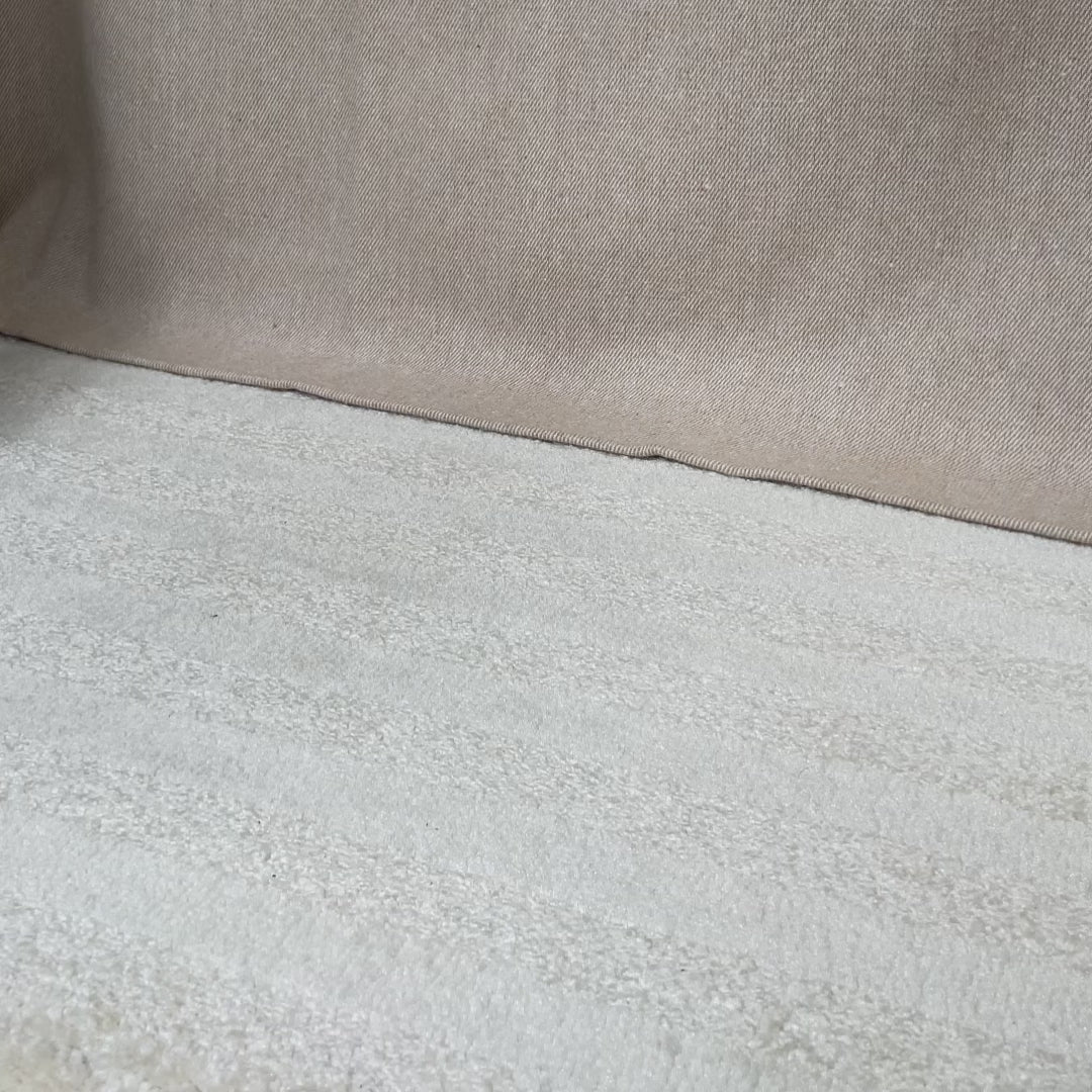 Nos nu-pieds Baba Renouard en cuir vernis crème, vus portés en studio.