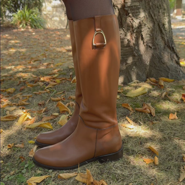 Nos bottes Horse Renouard en cuir de veau lisse fauve, vues portées en studio.