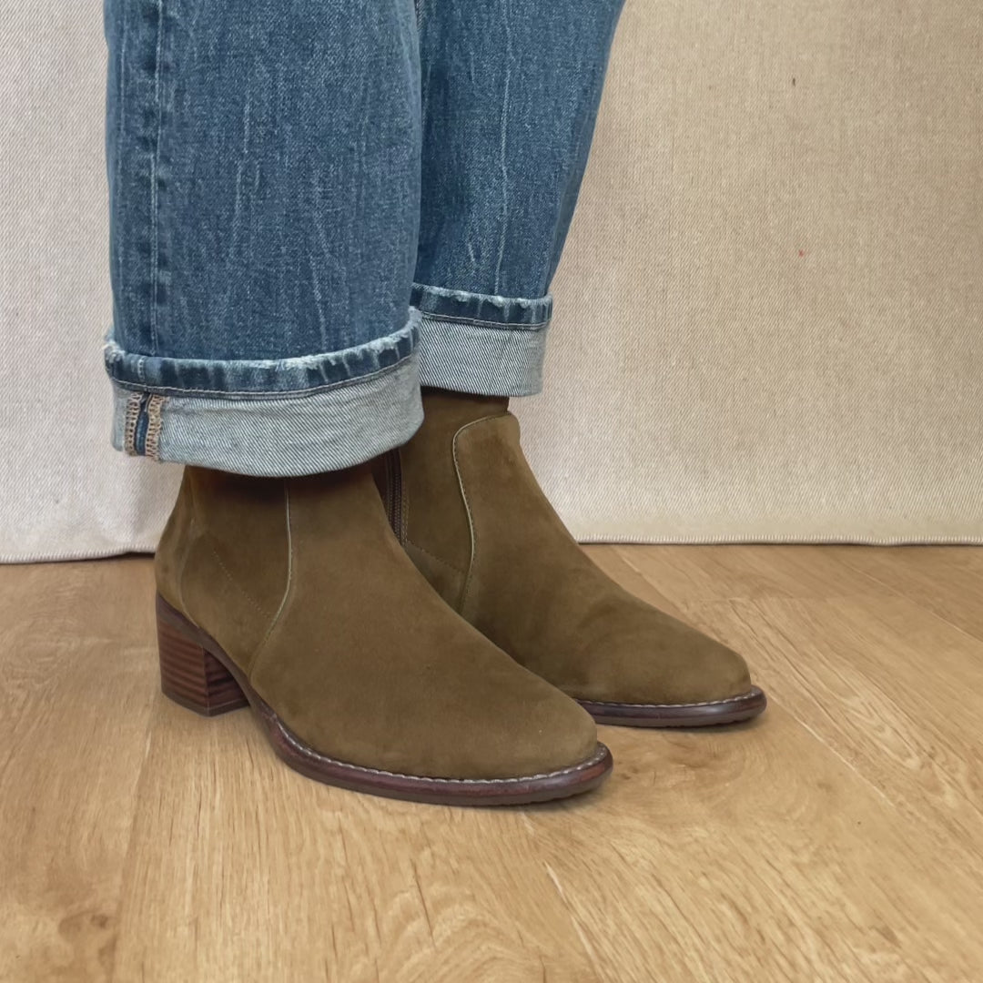 Nos boots Robbie Renouard en cuir velours noix, vues portées en studio.