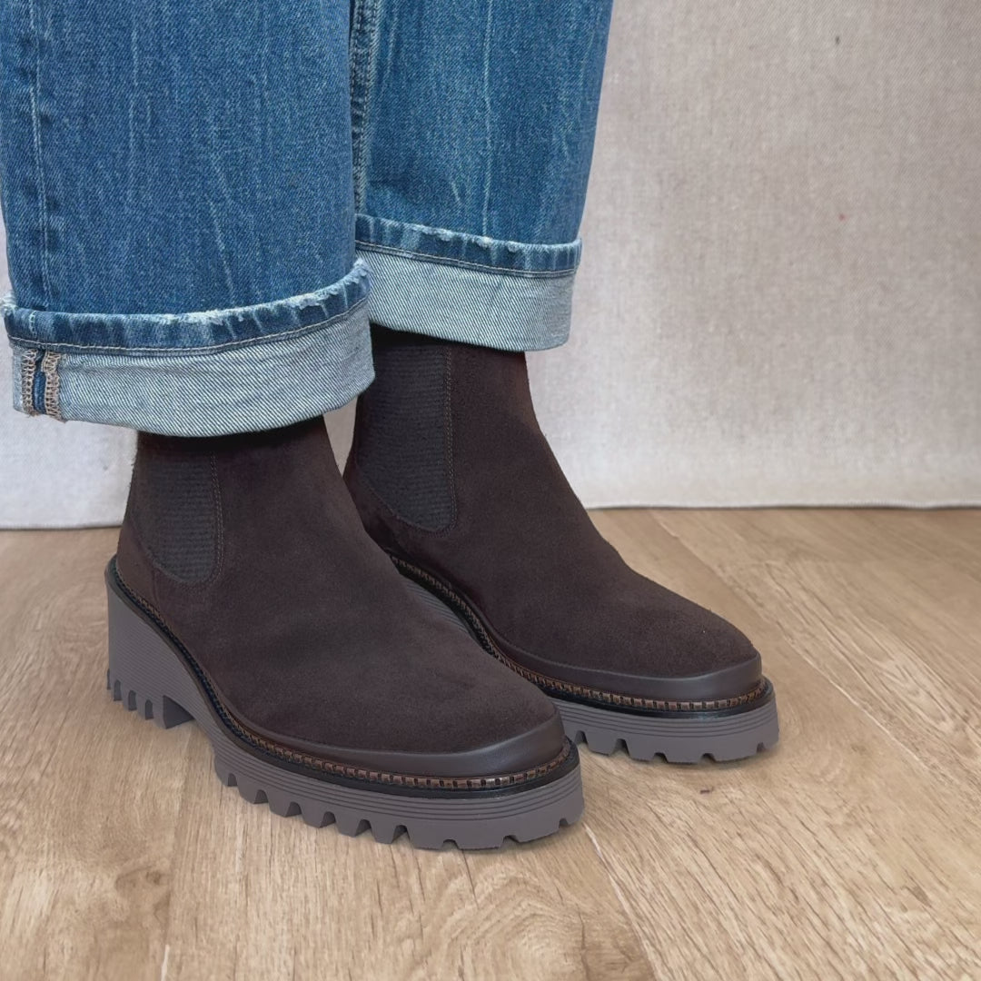 Nos boots Luna Renouard en cuir velours chocolat, vues portées en studio.