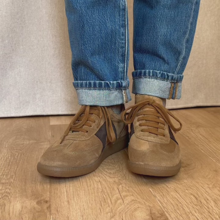 Nos sneakers Clara Renouard en cuir velours fauve et chocolat, vues portées en studio.